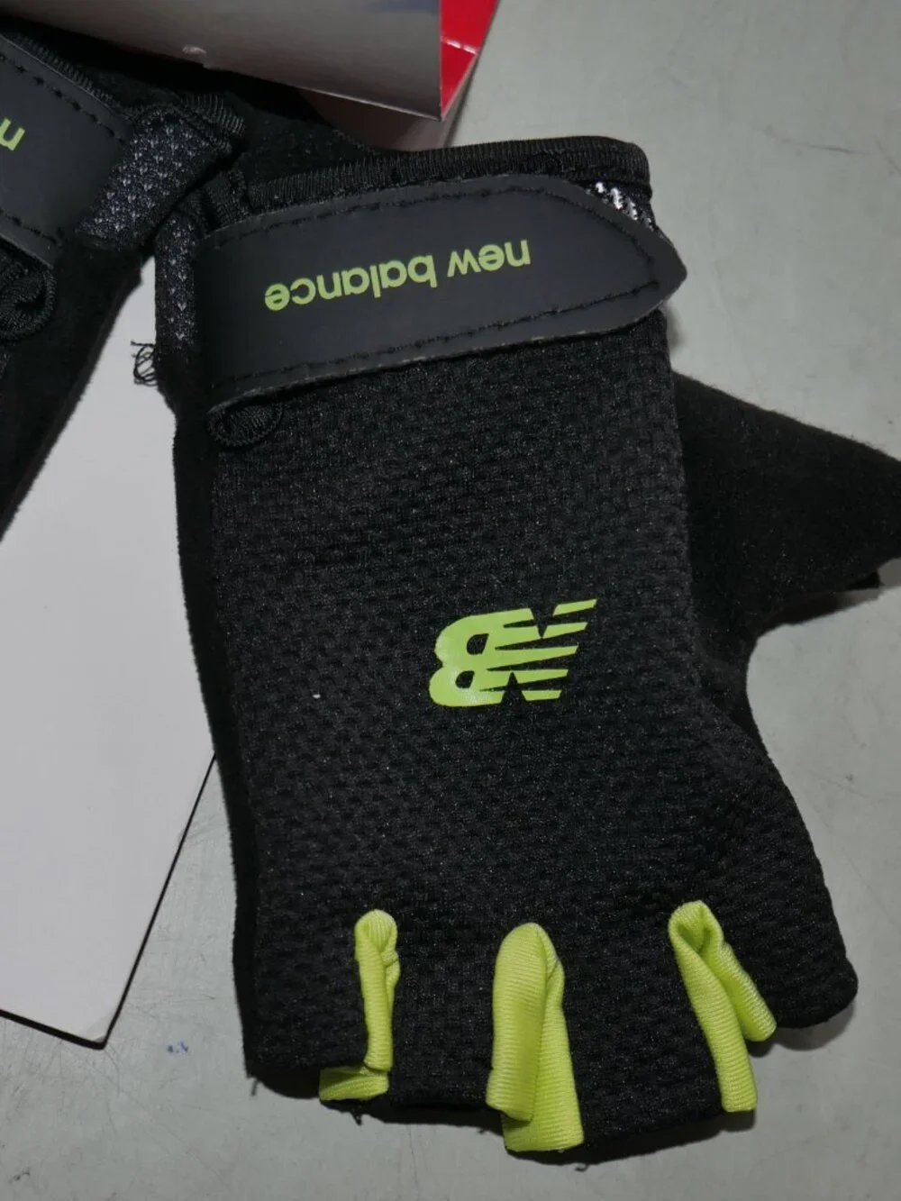 New Balance Weightlifting Half Finger Gloves Size S Gym Training Breathable NWT